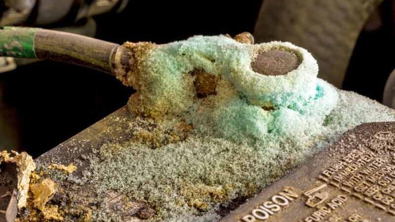 نکات کلیدی نگهداری باطری ماشین باطری فاسد و خراب و زنگ زده و سولفات شده